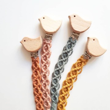Attache-tétine en macramé...